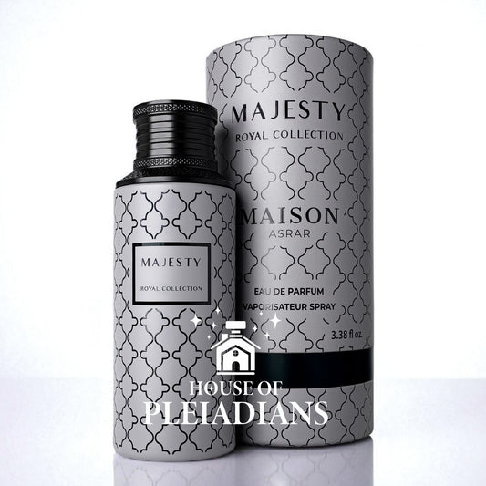 Majesty 100 ml by Maison Asrar – cylindrical silver-lattice bottle with matte black cap beside a matching patterned tube; a refined, luminous fragrance opening in citrus-spice (grapefruit, ginger, bergamot), followed by a floral heart of rose, jasmine, orris, drying to a warm, woody-musk base with vetiver, ambergris, sandalwood, tonka, and patchouli.